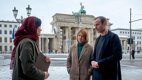 "Tatort: Vier Leben": Susanne Bonard (Corinna Harfouch, M.) und Robert Karow (Mark Waschke, r.) finden die Verdächtige Soraya Barakzay (Pegah Ferydoni, l.) bei einer Protestaktion vor dem Brandenburger Tor.