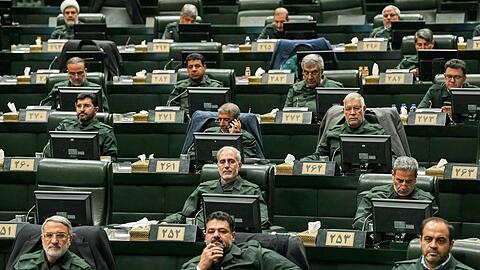 Der Iran reagiert auf EU-Sanktionen: Parlamentsabgeordnete tragen die Uniformen der Revolutionsgarden. (Archivbild)