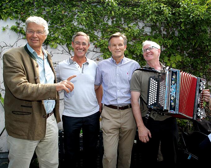 Feiern Jubiläum: Willi Widenmayer (2.v.l.) mit Gerhard Polt ( l.), Hans Well (Biermösl Blosn, r.) und Praxiskollege Alois Englhard (2.v.r.).