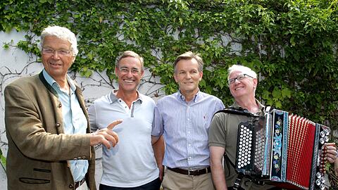 Feiern Jubiläum: Willi Widenmayer (2.v.l.) mit Gerhard Polt ( l.), Hans Well (Biermösl Blosn, r.) und Praxiskollege Alois Englhard (2.v.r.).