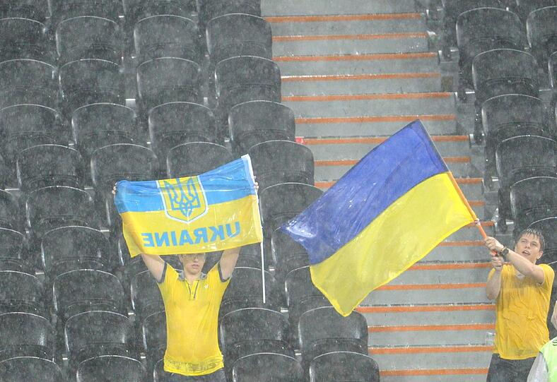 Ein heftiges Gewitter hat zu einer Unterbrechung der EM-Partie zwischen der Ukraine und Frankreich geführt. Die Bilder.