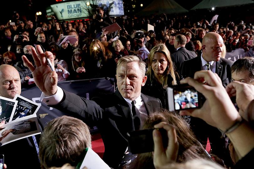 James Bond Darsteller Daniel Craig kann sich vor begeisterten Fans kaum retten...