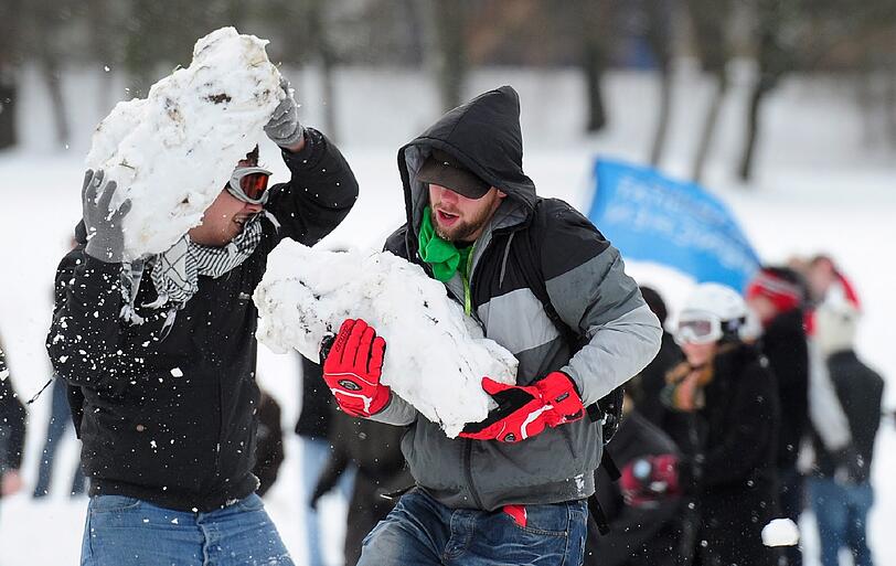 Wenn die Schneebälle fliegen: LMU vs TU im Englischen Garten.
