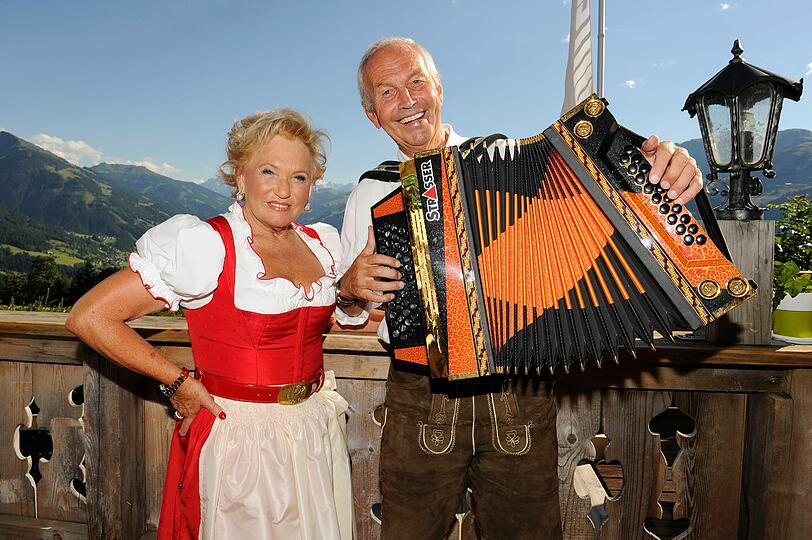 Rosi Schipflinger und Leo mit der Ziehharmonika.