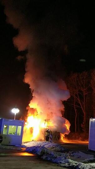Am frühen Sonntagmorgen brannte ein Reisebus am Grenzübergang Walserberg komplett aus. Die Bilder vom Einsatz.