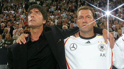 Das Löw-Debüt: Der Bundestrainer und Andy Köpke vor dem 3:0 gegen Schweden am 16. August 2006.