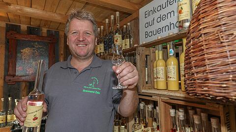 Karlheinz Zeis präsentieren seine selbstgebrannten Schnäpse auf dem Viktualienmarkt.