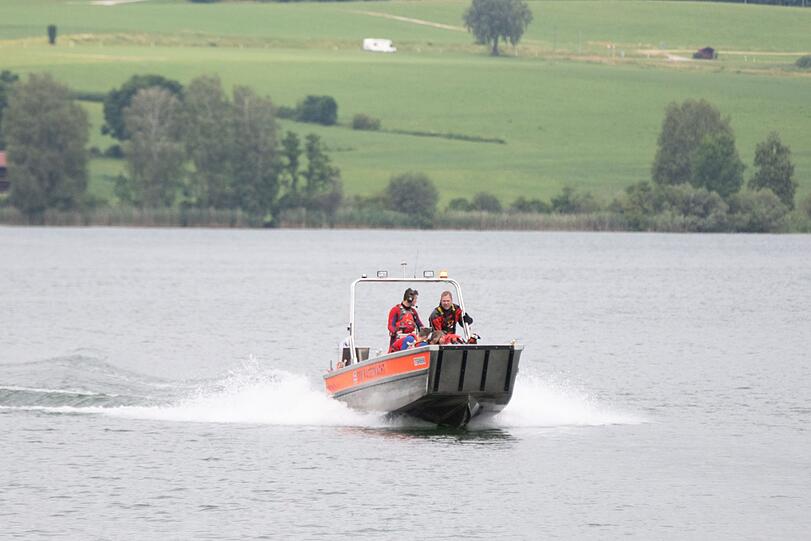 Zahlreiche Wasserwachten sowie Feuerwehr und Notarzt waren im Einsatz, um den gekenterten Angler aus dem Tachinger See zu bergen.