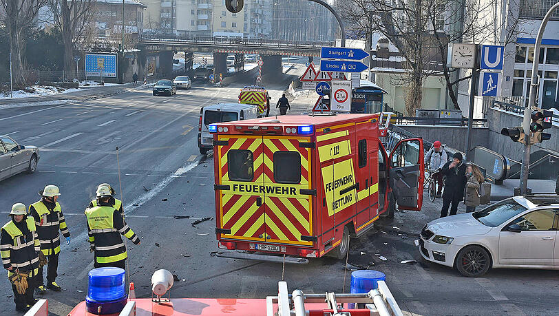 Ein Einsatzfahrzeug der Berufsfeuerwehr kollidierte mit einem anderen Fahrzeug, ein drittes wurde beschädigt. Ein Einsatzfahrzeug der Berufsfeuerwehr kollidierte mit einem anderen Fahrzeug, ein drittes wurde beschädigt.