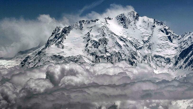 Der Nanga Parbat im Himalaya: Auch viele Deutsche wie Willy Merkl (1934) oder Sigi Löw (1962) sind dort schon ums Leben gekommen. Der Nanga Parbat im Himalaya: Auch viele Deutsche wie Willy Merkl (1934) oder Sigi Löw (1962) sind dort schon ums Leben gekommen.