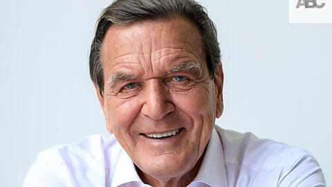 Gerhard Schröder (SPD), Altbundeskanzler, abgebildet mit dem Titel seines Podcasts, "Gerhard Schröder - Die Agenda".