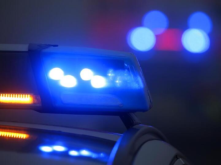 Ein eingeschaltetes Blaulicht leuchtet auf einer Polizeistreife. Foto: Karl-Josef Hildenbrand/dpa/Archivbild