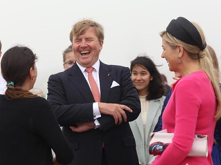 Das niederländische Königspaar Willem-Alexander (M.) und Máxima (r.) scheint Spaß zu haben.