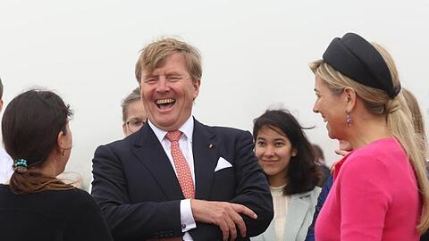 Das niederländische Königspaar Willem-Alexander (M.) und Máxima (r.) scheint Spaß zu haben.