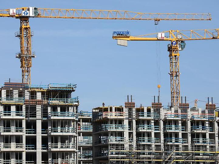 Um die große Nachfrage nach Immobilien zu decken, müssen nach Einschätzung von Politik und Bauwirtschaft in Deutschland jährlich 350.000 bis 400.000 Wohnungen entstehen.