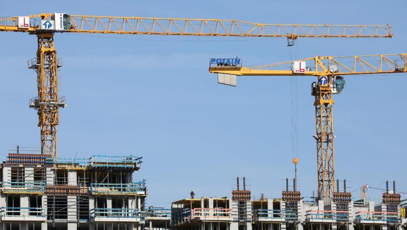 Um die große Nachfrage nach Immobilien zu decken, müssen nach Einschätzung von Politik und Bauwirtschaft in Deutschland jährlich 350.000 bis 400.000 Wohnungen entstehen. Um die große Nachfrage nach Immobilien zu decken, müssen nach Einschätzung von Politik und Bauwirtschaft in Deutschland jährlich 350.000 bis 400.000 Wohnungen entstehen.