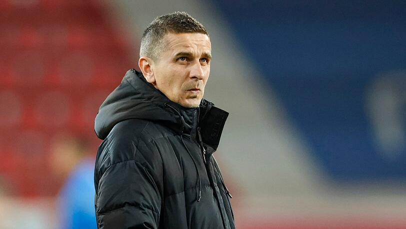 Jahn Regensburgs Trainer Mersad Selimbegovic steht vor einem Spiel auf dem Platz.