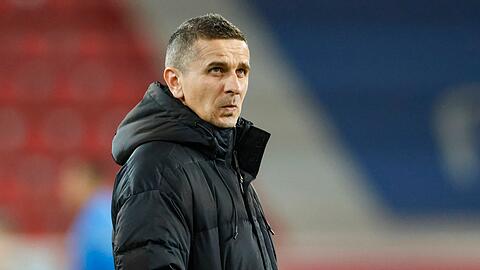 Jahn Regensburgs Trainer Mersad Selimbegovic steht vor einem Spiel auf dem Platz.