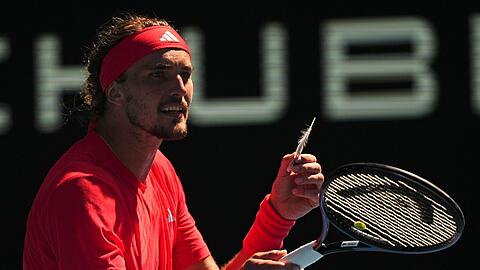 Eine auf den Platz gefallene Feder brachte Zverev kurzzeitig aus dem Konzept