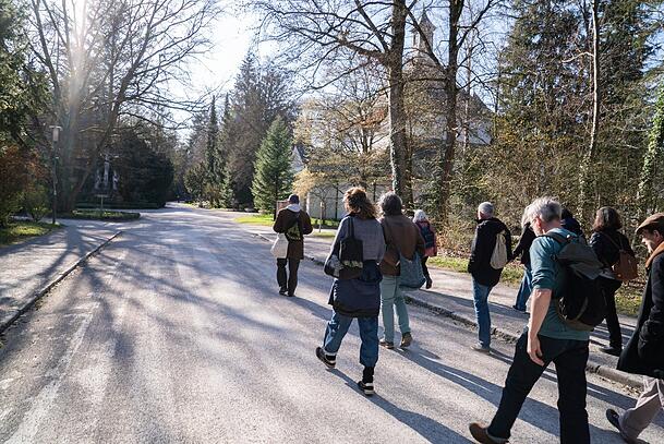Bei bestem Frühlingswetter beginnt der Vogelspaziergang im Waldfriedhof.