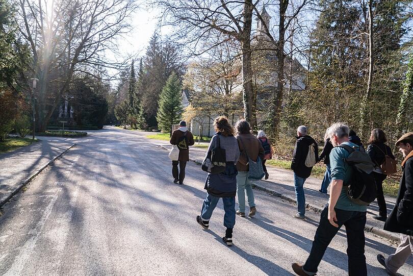 Bei bestem Frühlingswetter beginnt der Vogelspaziergang im Waldfriedhof.