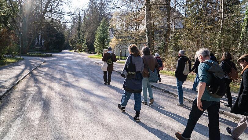 Bei bestem Frühlingswetter beginnt der Vogelspaziergang im Waldfriedhof. Bei bestem Frühlingswetter beginnt der Vogelspaziergang im Waldfriedhof.