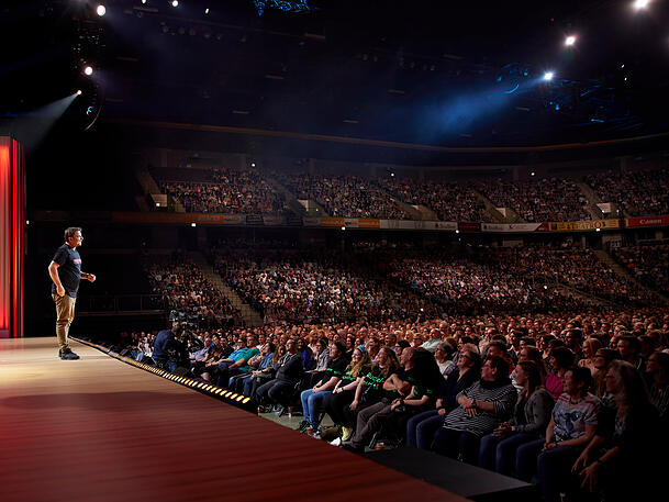 Seit fast 25 Jahren ist Martin Rütter auf den großen Bühnen Deutschlands zu Hause. Seit fast 25 Jahren ist Martin Rütter auf den großen Bühnen Deutschlands zu Hause.