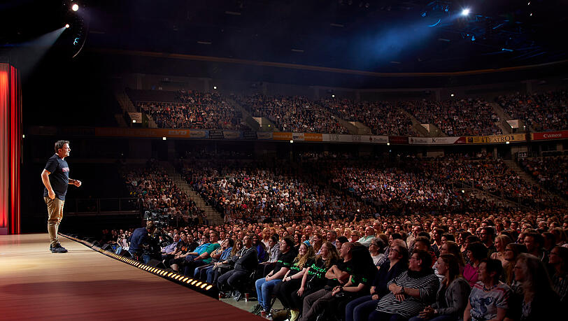 Seit fast 25 Jahren ist Martin Rütter auf den großen Bühnen Deutschlands zu Hause.