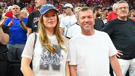Lothar Matth&auml;us mit seiner Freundin Theresa im SAP Garden.