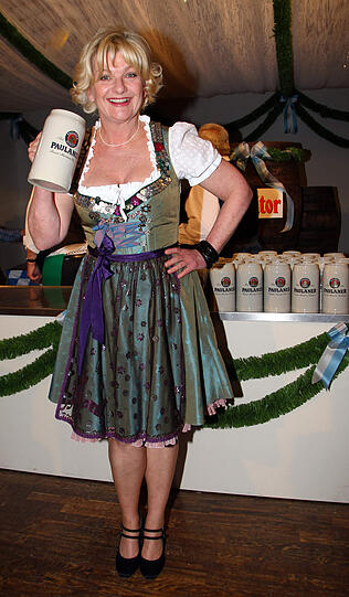 Schauspielerin Saskia Vester im Kurz-Dirndl.
