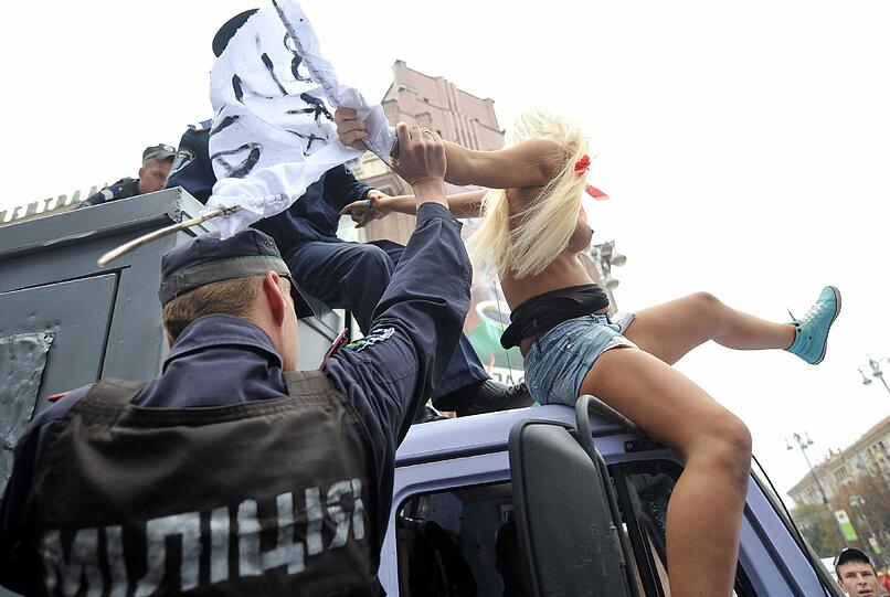Sie sind wieder auf der Straße - die Nackt-Aktivistinnen der ukrainischen Frauenrechtsbewegung FEMEN. Hier protestierten sie publikumswirksam auf dem Dach eines Polizei-Fahrzeuges gegen die Inhaftierung von Ex-Regierungschefin Julia Timoschenko.