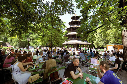 Hochburg: Im Sommer werden am Chinesischen Turm täglich 10.000 Liter Bier ausgeschenkt.