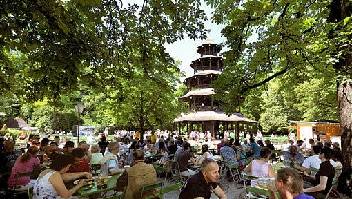 Hochburg: Im Sommer werden am Chinesischen Turm täglich 10.000 Liter Bier ausgeschenkt. Hochburg: Im Sommer werden am Chinesischen Turm täglich 10.000 Liter Bier ausgeschenkt.