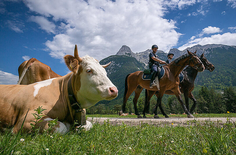 Polizeibeamte in Mittenwald im Grenzgebiet zu Österreich.
