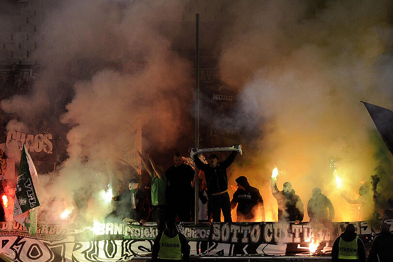Fans von Mönchengladbach beim Abbrennen von Pyrotechnik.