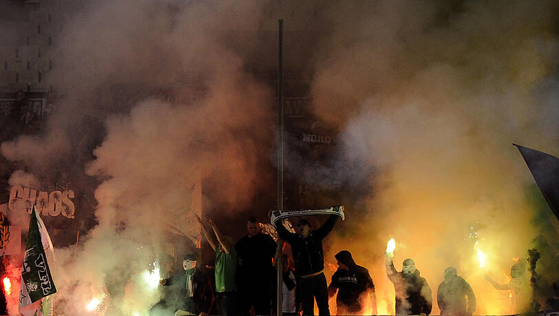 Fans von Mönchengladbach beim Abbrennen von Pyrotechnik.