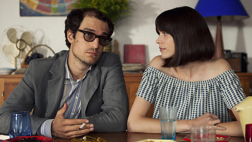 Arrogante, intellektuelle Lässigkeit: Jean- Luc Godard (Louis Garrel) mit seiner jungen Frau gespielt von Stacy Martin.