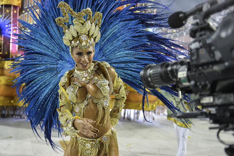 Athletische Tänzer, heiße Rhythmen und kunstvolle Kostüme - die Bilder vom Karneval aus dem Sambadrom in Rio de Janeiro.
