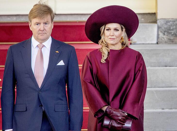 Das Lächeln von Königin Maxima wirkt ein wenig gequält. Steckt die vermutete Darminfektion ihr noch in den Knochen?
