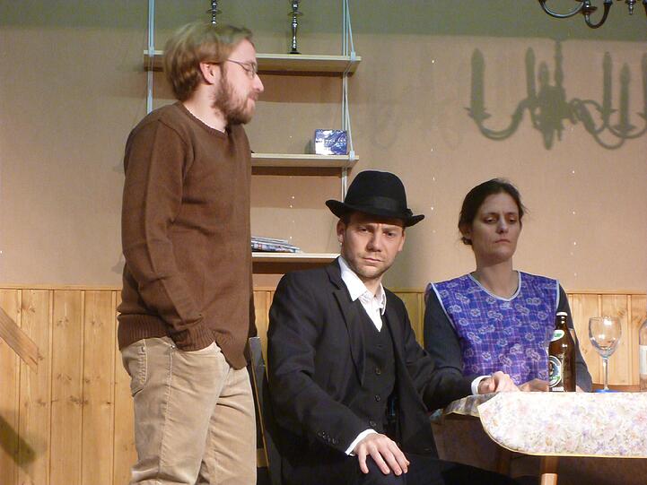 Sam (Christian Augustin, links) und Sara (Eva Söding) versuchen den Verdacht des Rabbi (Sebastian Lachmuth) zu zerstreuen.