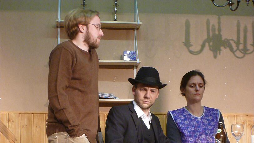Sam (Christian Augustin, links) und Sara (Eva Söding) versuchen den Verdacht des Rabbi (Sebastian Lachmuth) zu zerstreuen. Sam (Christian Augustin, links) und Sara (Eva Söding) versuchen den Verdacht des Rabbi (Sebastian Lachmuth) zu zerstreuen.