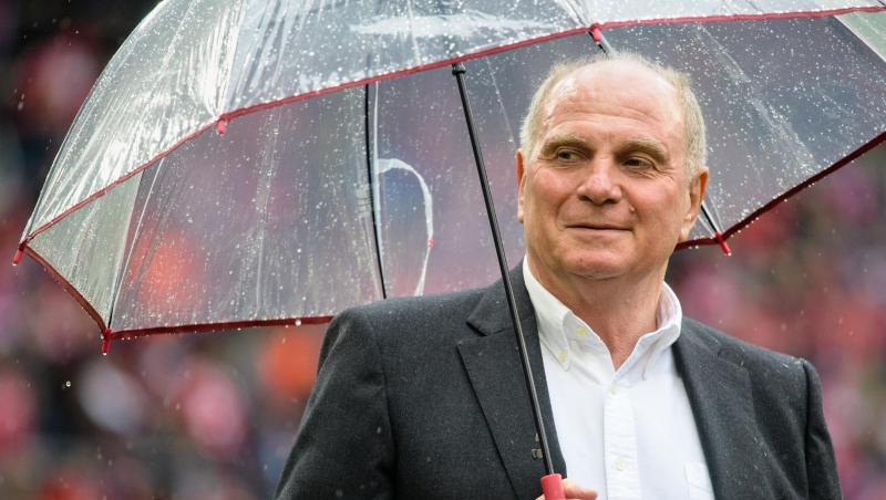 Uli Hoeneß, Vereinspräsident von FC Bayern, steht vor Spielbeginn mit einem Regenschirm im Stadion. Foto: Matthias Balk/Archivbild Uli Hoeneß, Vereinspräsident von FC Bayern, steht vor Spielbeginn mit einem Regenschirm im Stadion. Foto: Matthias Balk/Archivbild