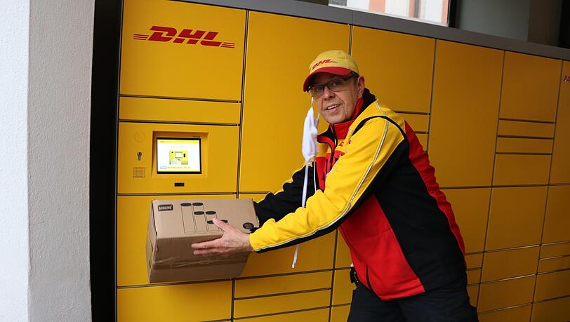 Erster Halt: die Packstation an der Zweibrückenstraße. Aus ihr entnimmt Wolfgang Niedermeier Pakete und legt neue hinein. Erster Halt: die Packstation an der Zweibrückenstraße. Aus ihr entnimmt Wolfgang Niedermeier Pakete und legt neue hinein.