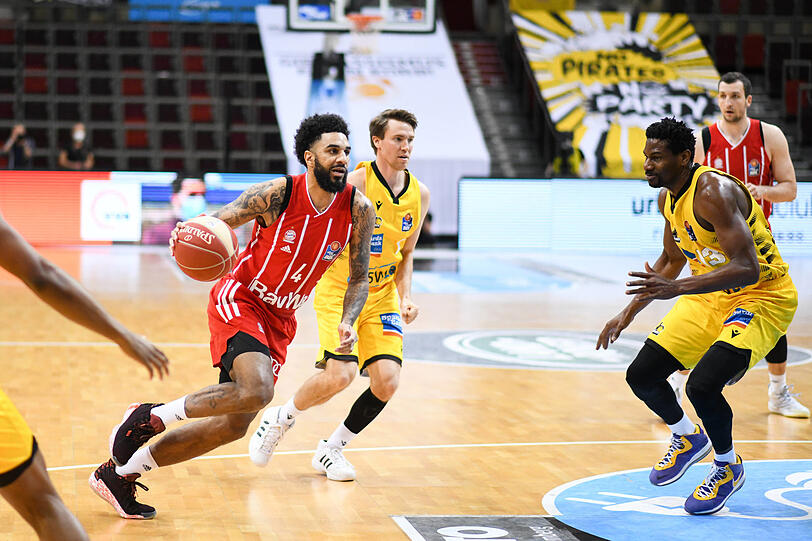 Mit 22 Punkten Topscorer und der überragende Mann auf dem Parkett: Bayerns D.J. Seeley (l.).
