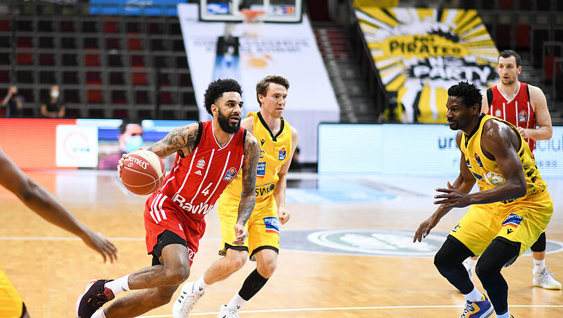 Mit 22 Punkten Topscorer und der überragende Mann auf dem Parkett: Bayerns D.J. Seeley (l.). Mit 22 Punkten Topscorer und der überragende Mann auf dem Parkett: Bayerns D.J. Seeley (l.).