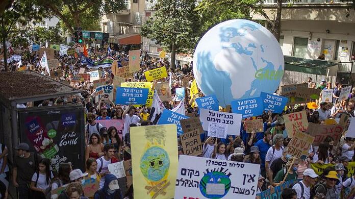 Bei einer Demonstration in Tel Aviv fordern die Teilnehmenden die Staats- und Regierungschefs der Welt auf, Ma&szlig;nahmen f&uuml;r mehr Klimaschutz zu ergreifen.