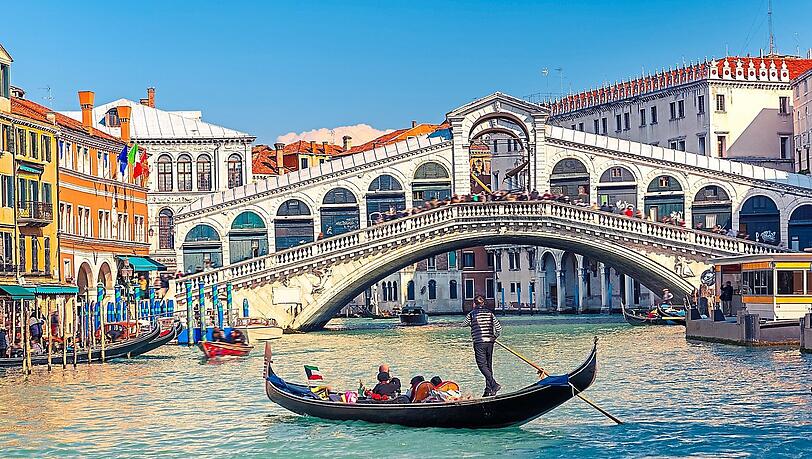 Die berühmte Rialto-Brücke in Venedig.