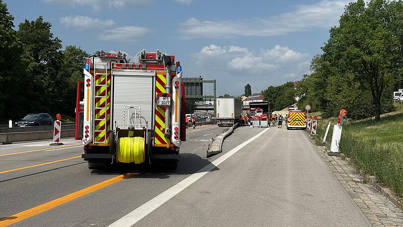 Die Höhe des Sachschadens konnte die Feuerwehr nicht beziffern. Die Höhe des Sachschadens konnte die Feuerwehr nicht beziffern.