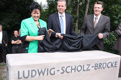Scholz&rsquo; Witwe Ute, OB Ulrich Maly (SPD) und der CSU-Fraktionsvorsitzende Michael Frieser (v. li.) enthüllten den Gedenkstein.