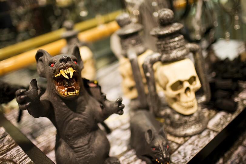 Wozu diese Figuren gut sind? Na, sie sehen scheußlich aus. Das ist bei einer Grusel-Deko für Halloween so ziemlich das Wichtigste.
